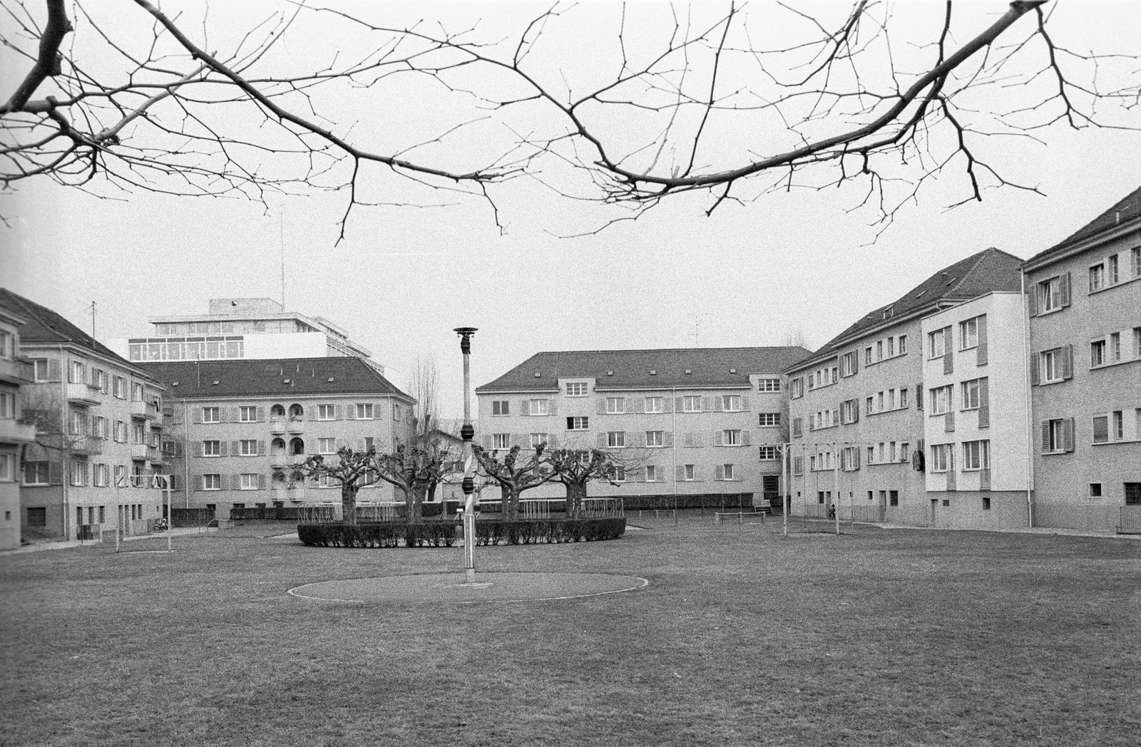 Zürich-Altstetten, Wohnsiedlung der Eisenbahner-Baugenossenschaft an der Luggwegstrasse 4-14 und Hohlstrasse 541-543