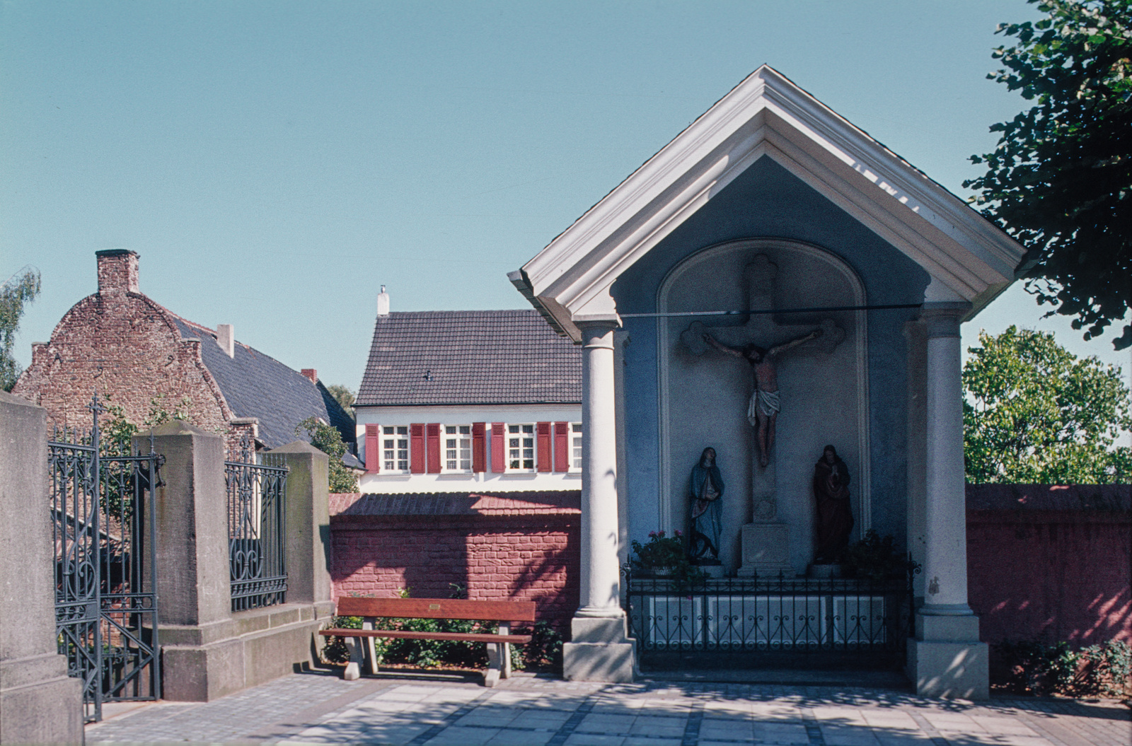 Wevelinghoven, Katholische Kirche, Umegebung
