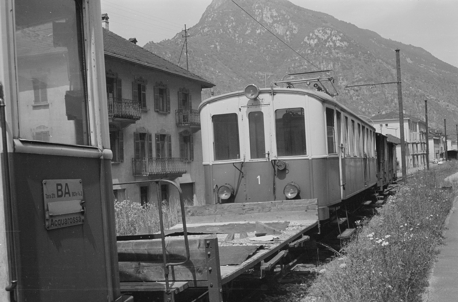 Biasca, Biasca-Acquarossa-Bahn, Bahnhof mit Triebwagen BA ABDe 2/4 Nr. 1