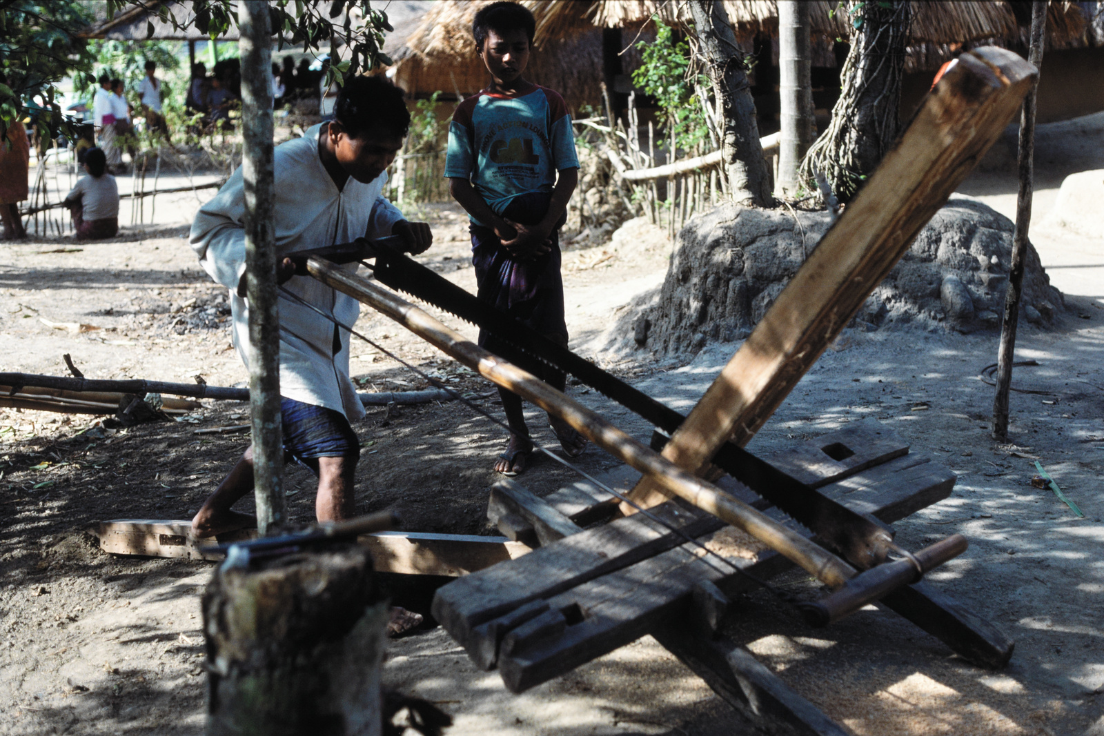 Lombok, Dorf Ramutan, Brett sägen