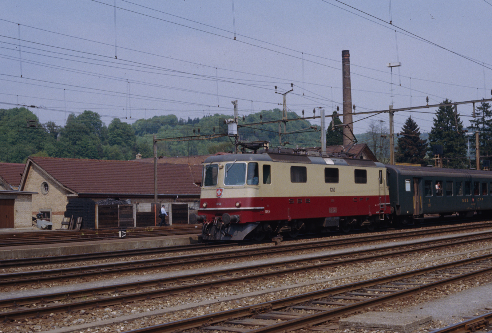 Burgdorf, Bahnhof, SBB Lok Re 4/4 II 11252 in TEE-Farben mit Städteschnellzug
