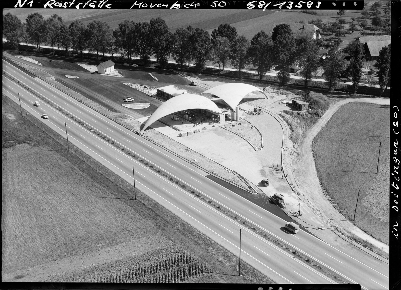 Flumenthal, Nationalstrasse N1/Autobahn A1, Raststätte Deitingen-Süd Silberkugel und Tankstelle BP im Bau, Blick nach Osten (E)
