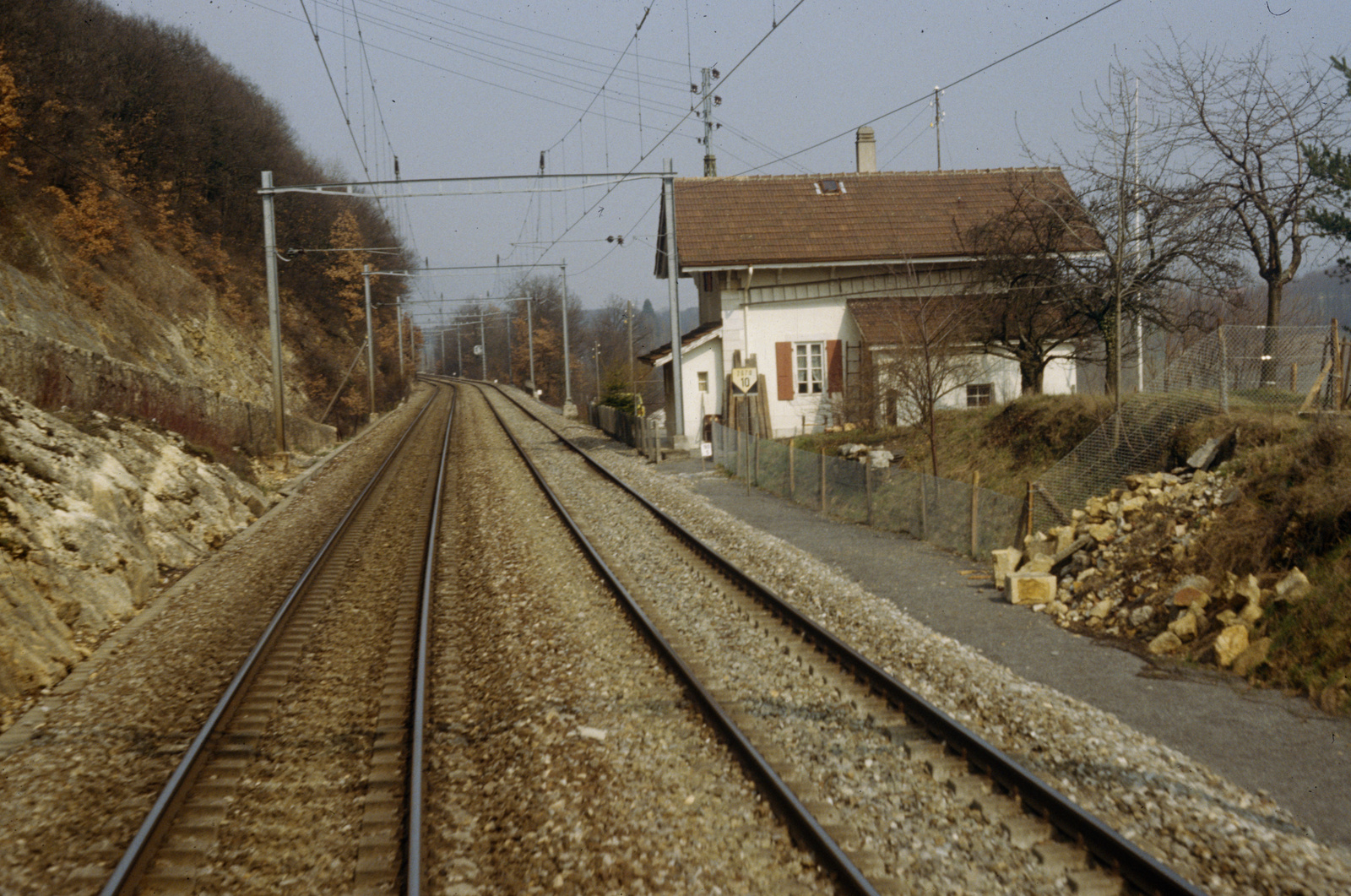 Zwischen St-Blaise und Cornaux, SBB-Wärterhaus Egleri über dem Gewässer Le Loclat