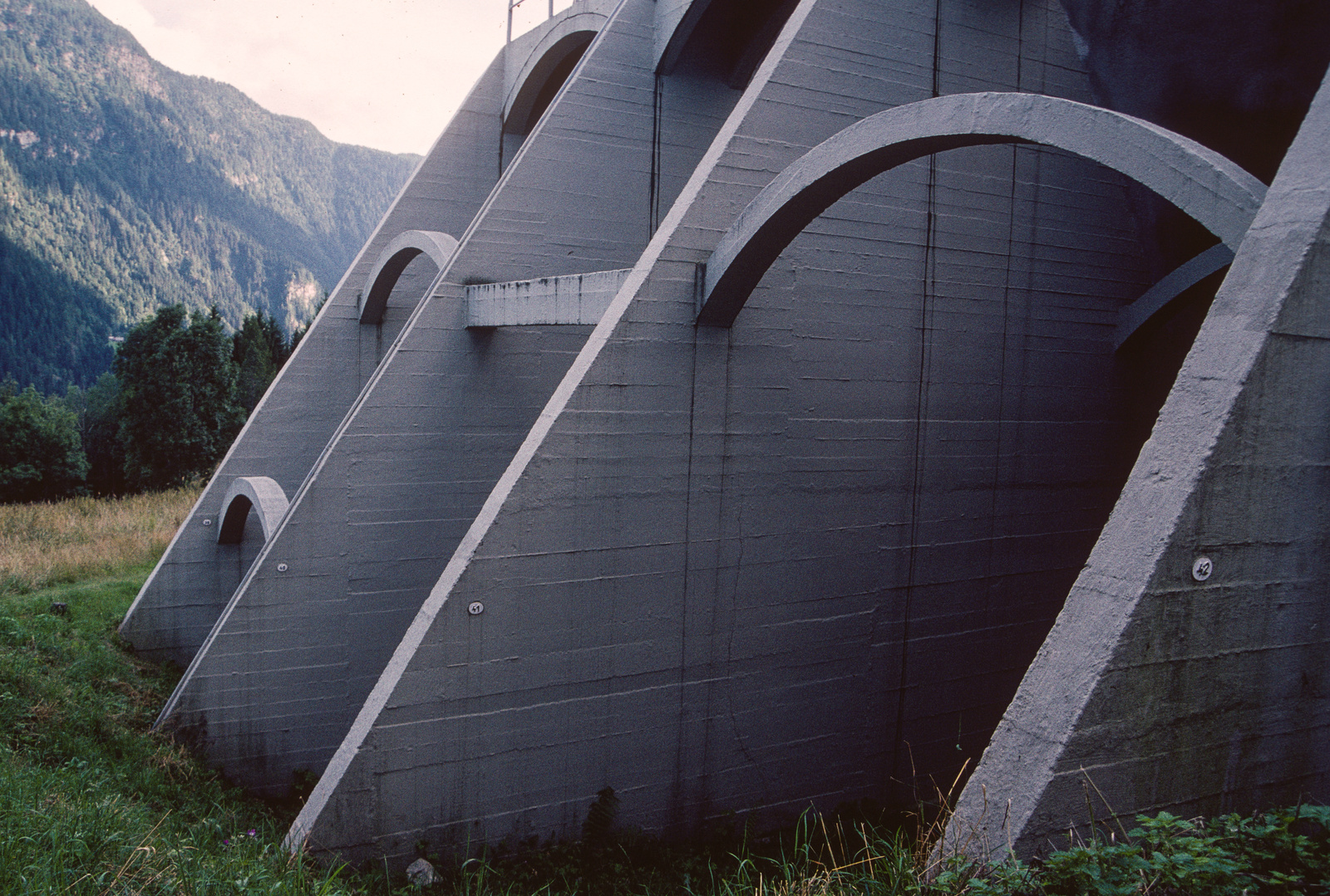 Salvin, Les Marécottes, Betonskelett-Staumauer