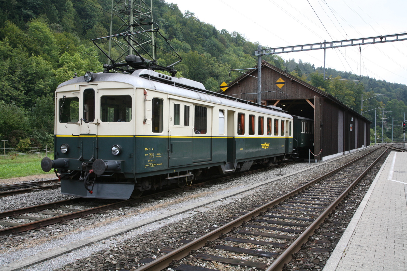 Horgen, Sihlwald, Bahnhof mit Wagenremise der Zürcher Museums-Bahn (ZMB), Triebwagen WM BDe 2/4 3