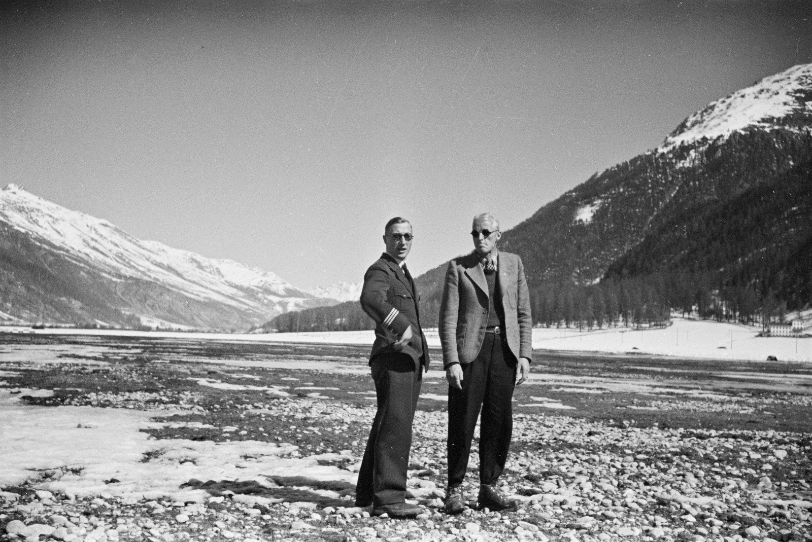 Swissair-Kapitän Alfred Kuenzle (l.) in Samedan