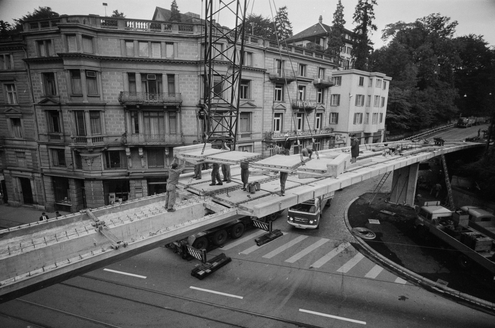 Zürich, Brückenschlag über die Rämistrasse zum Parkhaus 