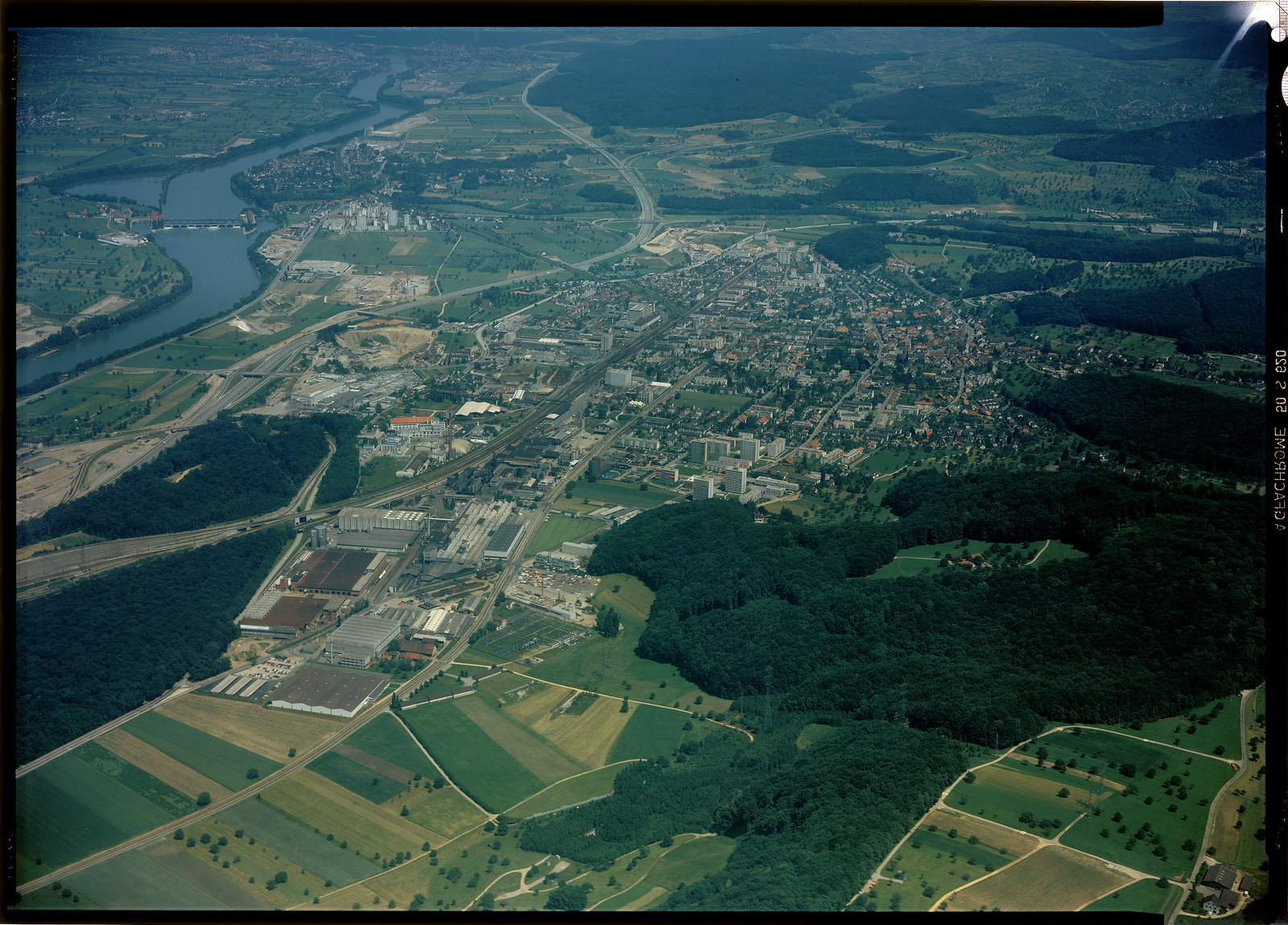 Pratteln, Dorfzentrum, Industrie, Eisenbahn, Nationalstrasse N3/Autobahn A3, Rhein, Blick nach Nordosten (NE)