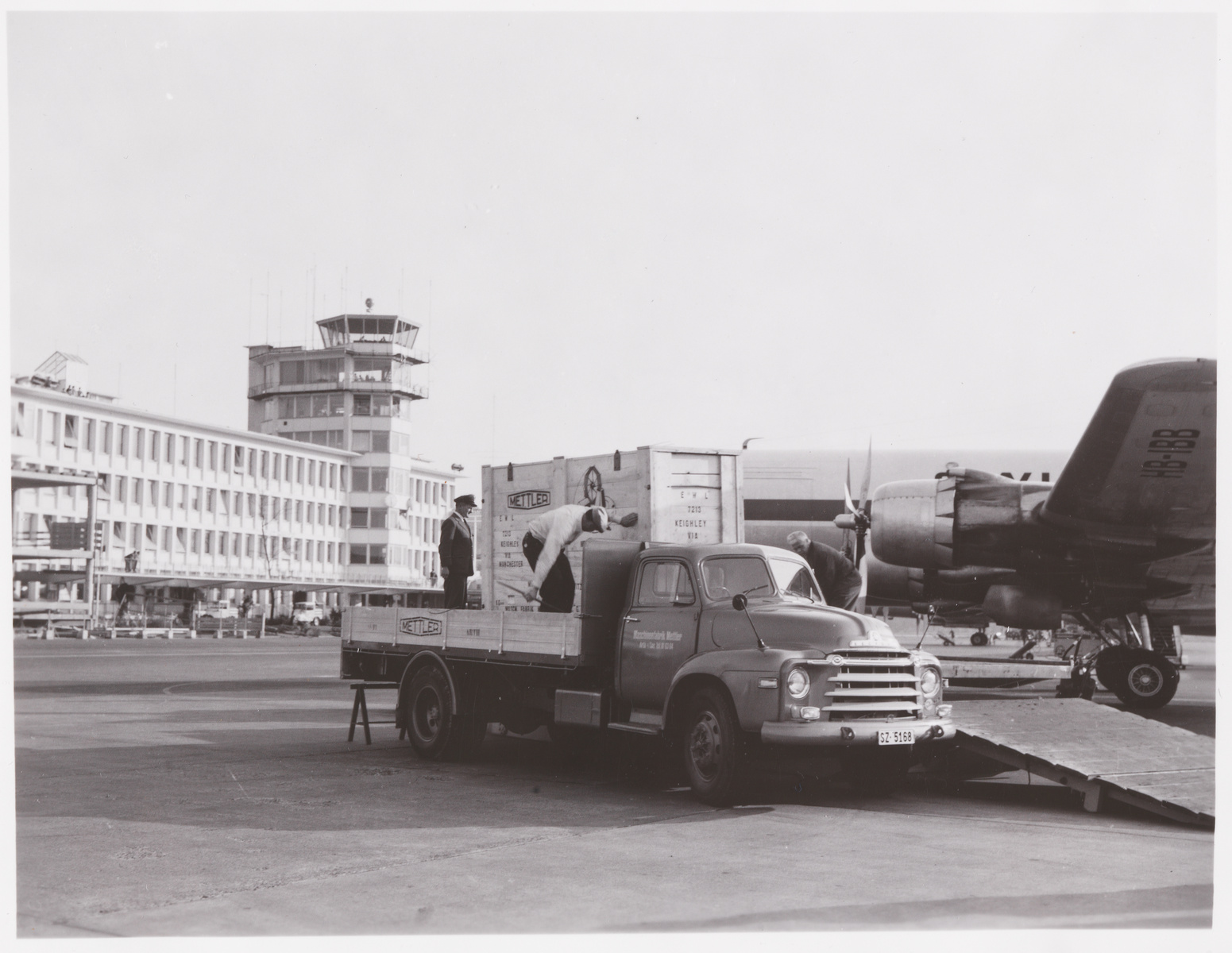Verlad einer Luftfrachtkiste nach Manchester der Fr. Mettler's Söhne AG, Maschinenfabrik in Arth, in die Douglas DC-6A Freighter, HB-IBB 