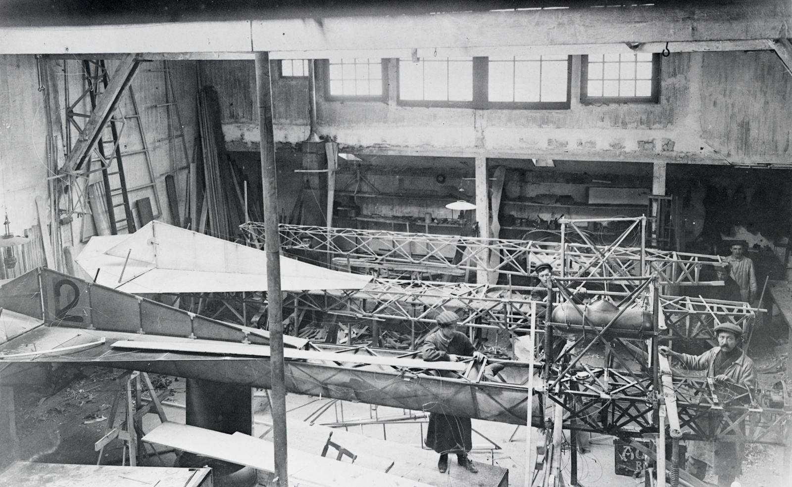 Flugzeugbau in der Werkstatt der Gebrüder Henri und Armand Dufaux in Genf