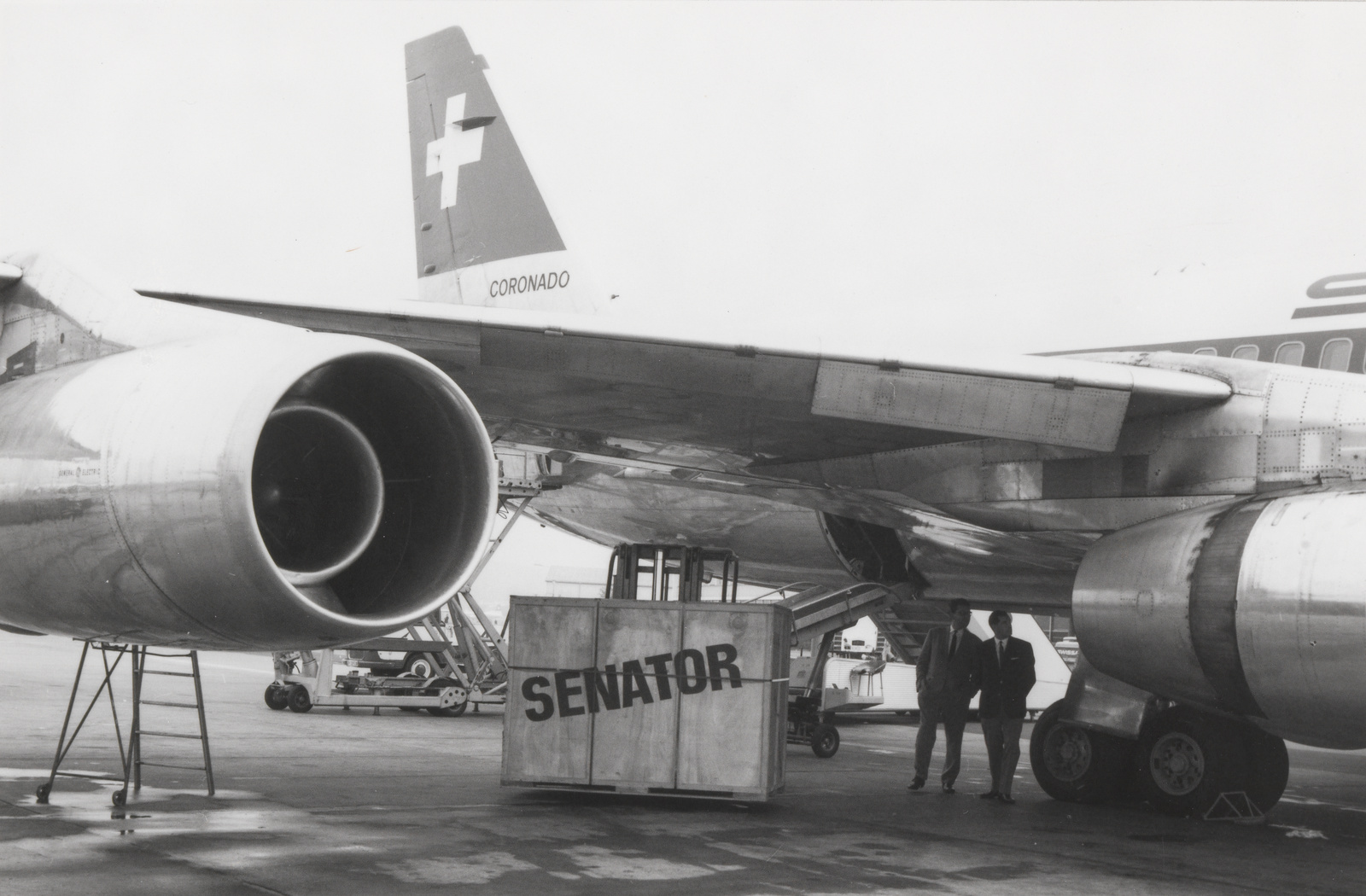 Verlad von Luftfrachtkisten von Senator in eine Convair CV-990-30 A Coronado der Swissair in Zürich-Kloten