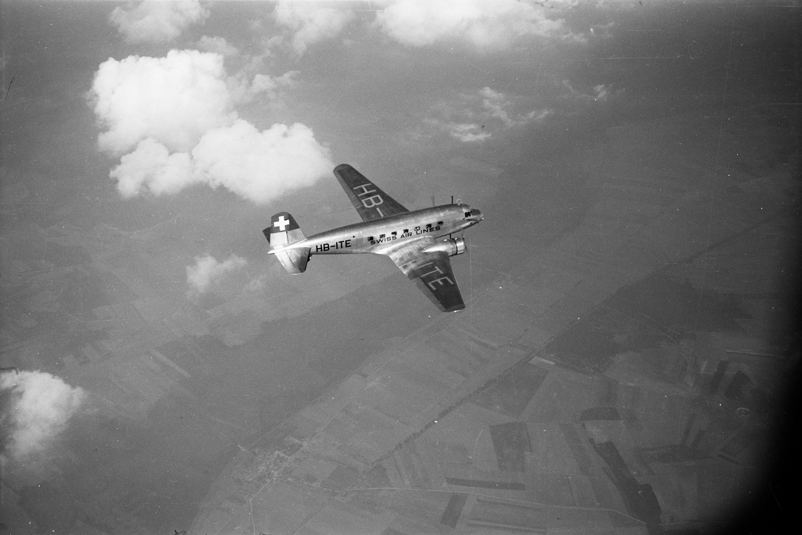 Douglas DC-2 115-B, HB-ITE im Flug über Muizon, westlich von Reims, Dépt. Marne, Blick nach Nordosten (NE)