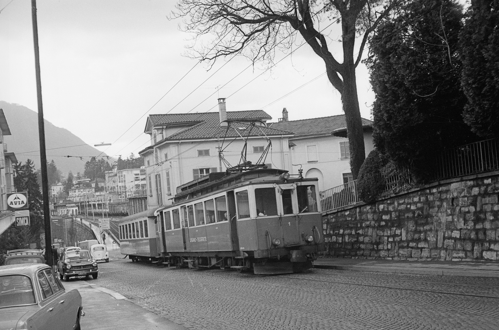 Lugano, Lugano-Tesserete-Bahn (LT) Triebwagen ABFe 4/4 Nr. 1 mit Personenwagen auf der Via S.Gottardo