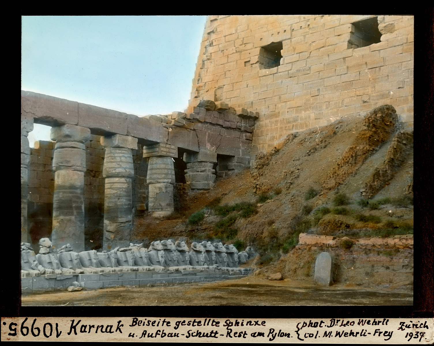 Karnak, Beiseite gestellte Sphinxe und Aufbau-Schutt-Rest am Pylon.
