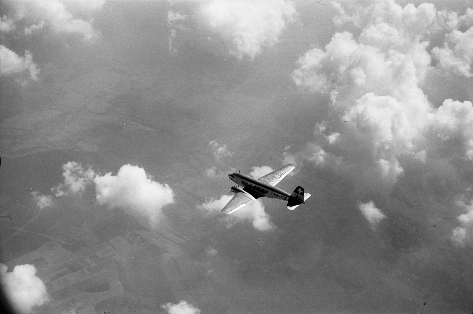 Douglas DC-2 115-B, HB-ITE im Flug über Bouilly, Bligny und Marfaux, südwestlich von Reims, Dépt. Marne, Blick nach Süden (S)
