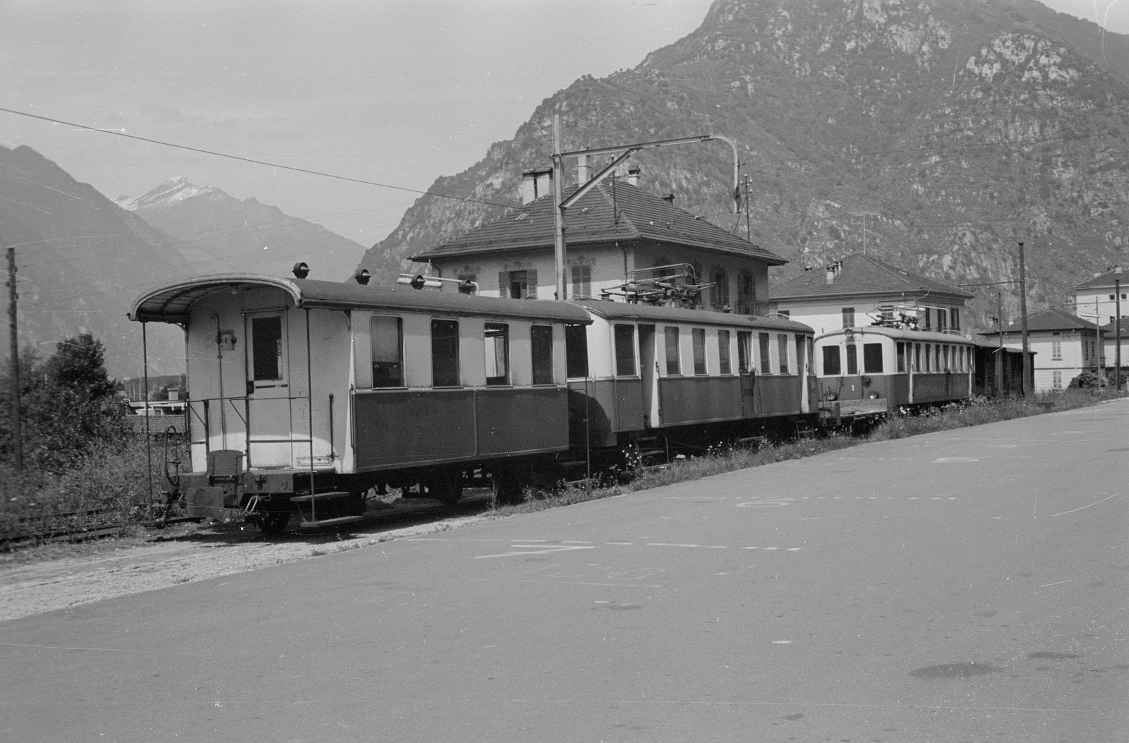 Biasca, Biasca-Acquarossa-Bahn, Bahnhof mit Triebwagen