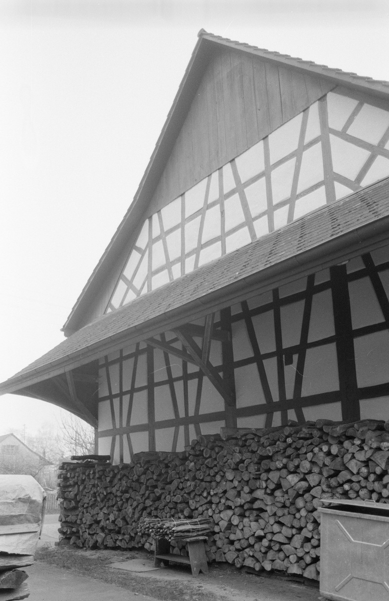 Oerlingen, Schaffhauserstrasse 19, N-Seite, Brennholzvorrat unter Vordach
