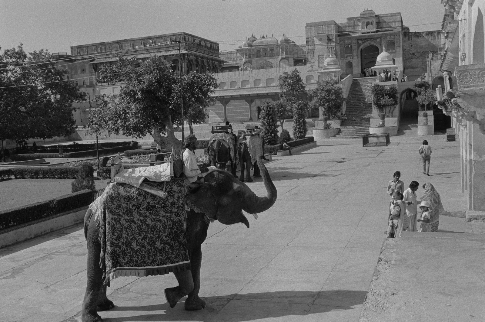 Jaipur, Fort Amber [Amer Fort], Jaleb Chowk, rechts Treppe zum Löwentor (Sinh Pol)