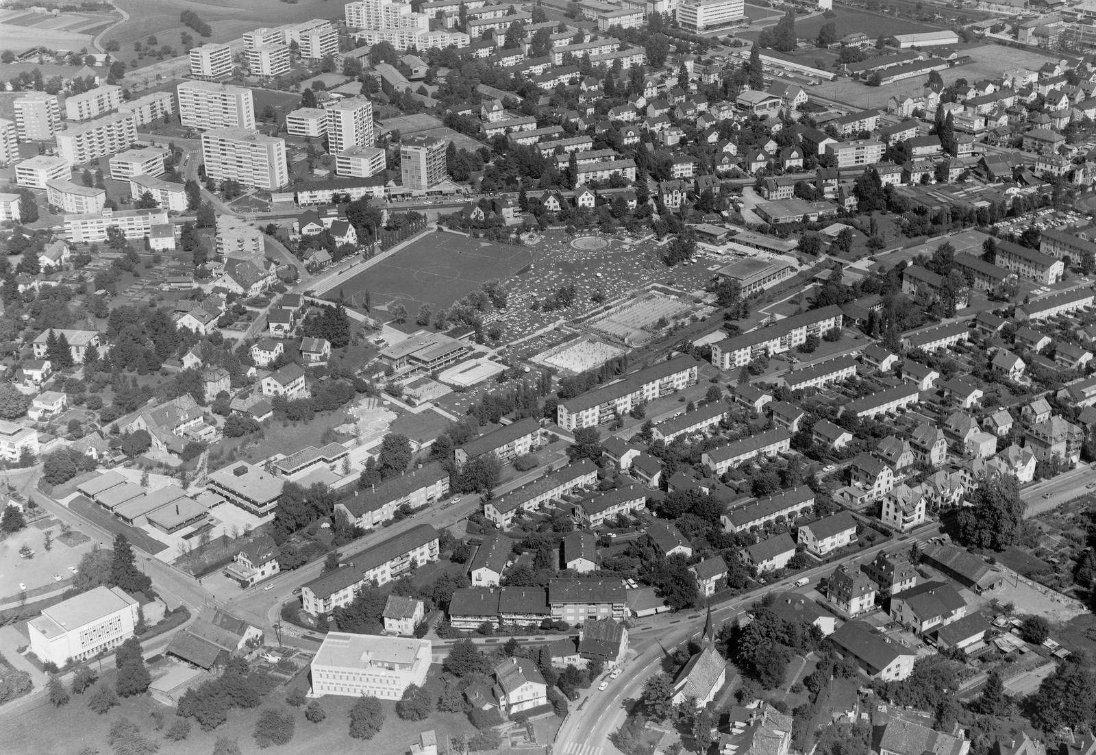 Zürich-Seebach, Sportplatz und Freibad Seebach zwischen Chatzenbach und Glattalstrasse
