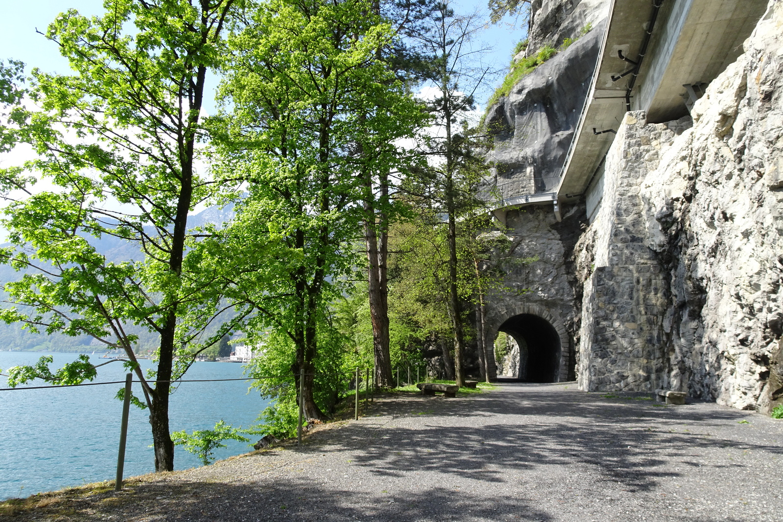 Ingenbohl, Brunnen, Seepromenade, stillgelegtes Gotthardbahntrassee mit Tunnel