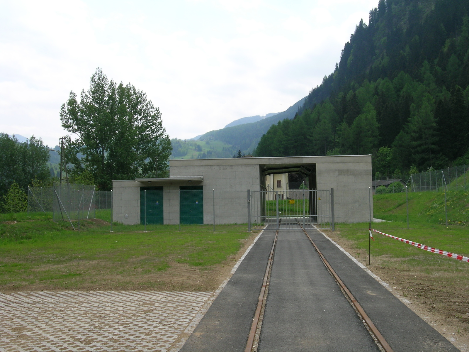 Rodi-Fiesso, 50 kV-Transformerstation beim Kraftwerk Tremorgio zur Einspeisung in die Übertragungsleitung Airolo–Bellinzona