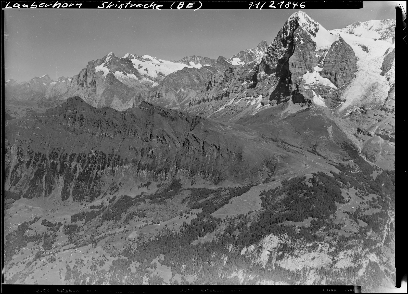 Wengen, Lauberhorn mit Lauberhorn-Skiabfahrtsstrecke Richtung Wengen, Sommer