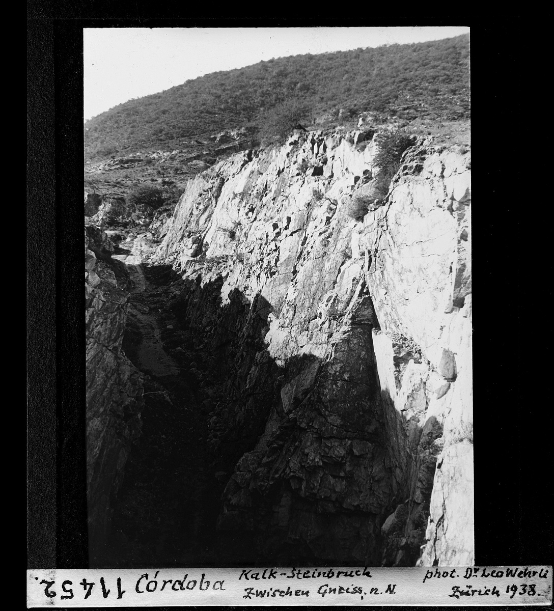 Córdoba, Kalk-Steinbruch zwischen Gneiss, nach Norden (N)