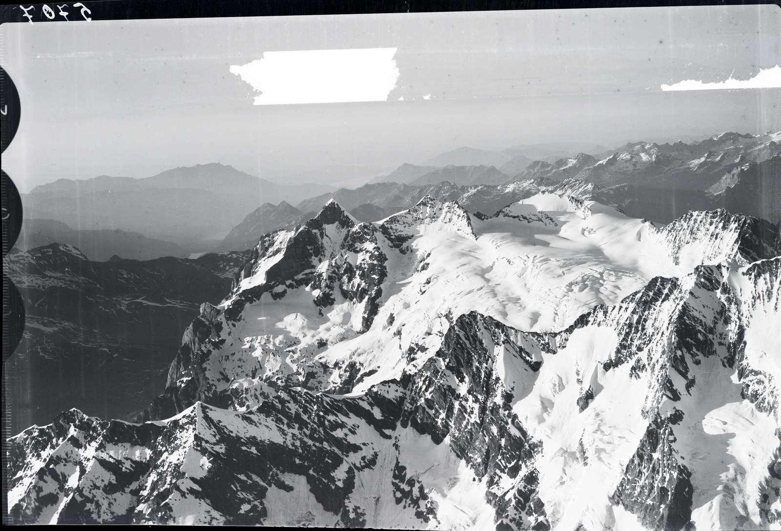 Ankenbälli, Gwächta, Wetterhorn, Mittelhorn, Rosenhorn, Kleines Schreckhorn, Pilatus, Rigi v. S. aus 4100 m