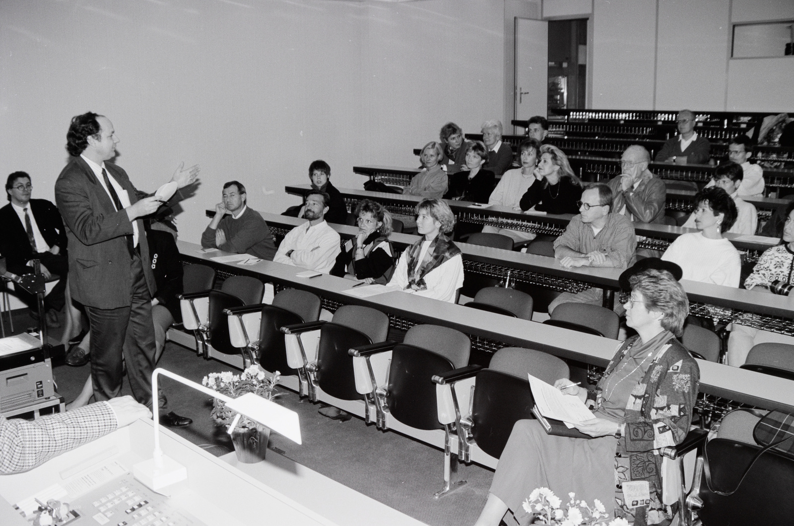 Orientierung von Rolf Winiger an Flight-Attendants der Swissair in Zürich-Kloten