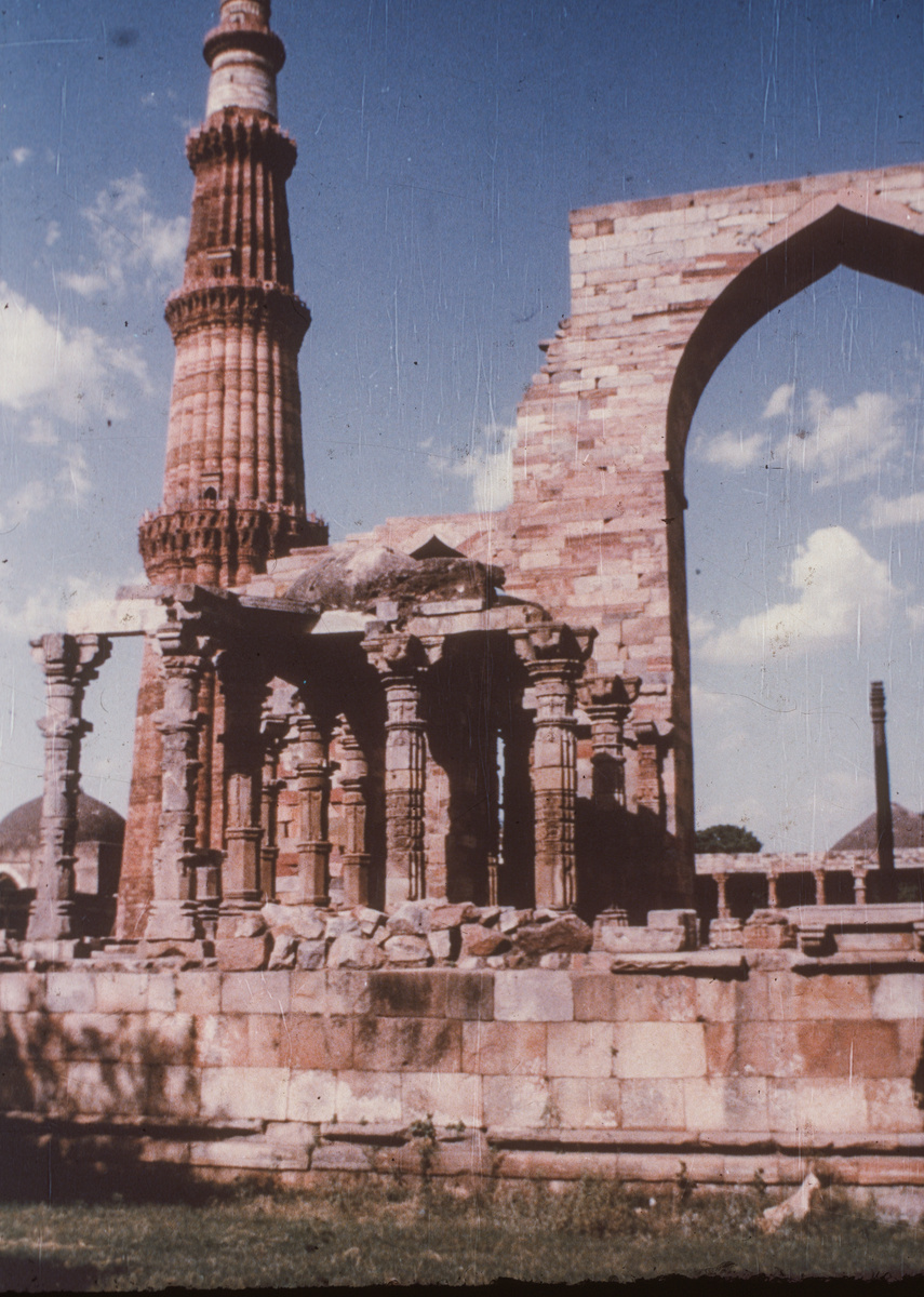Delhi, Qutb-Komplex, Qutab Minar und Eiserne Säule