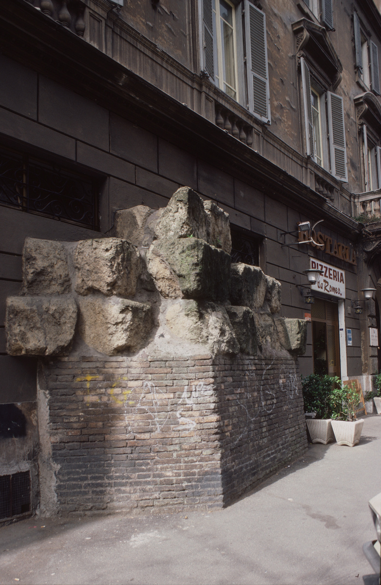 Rom, Via Carlo Alberto, Reste der Servianischen Mauer