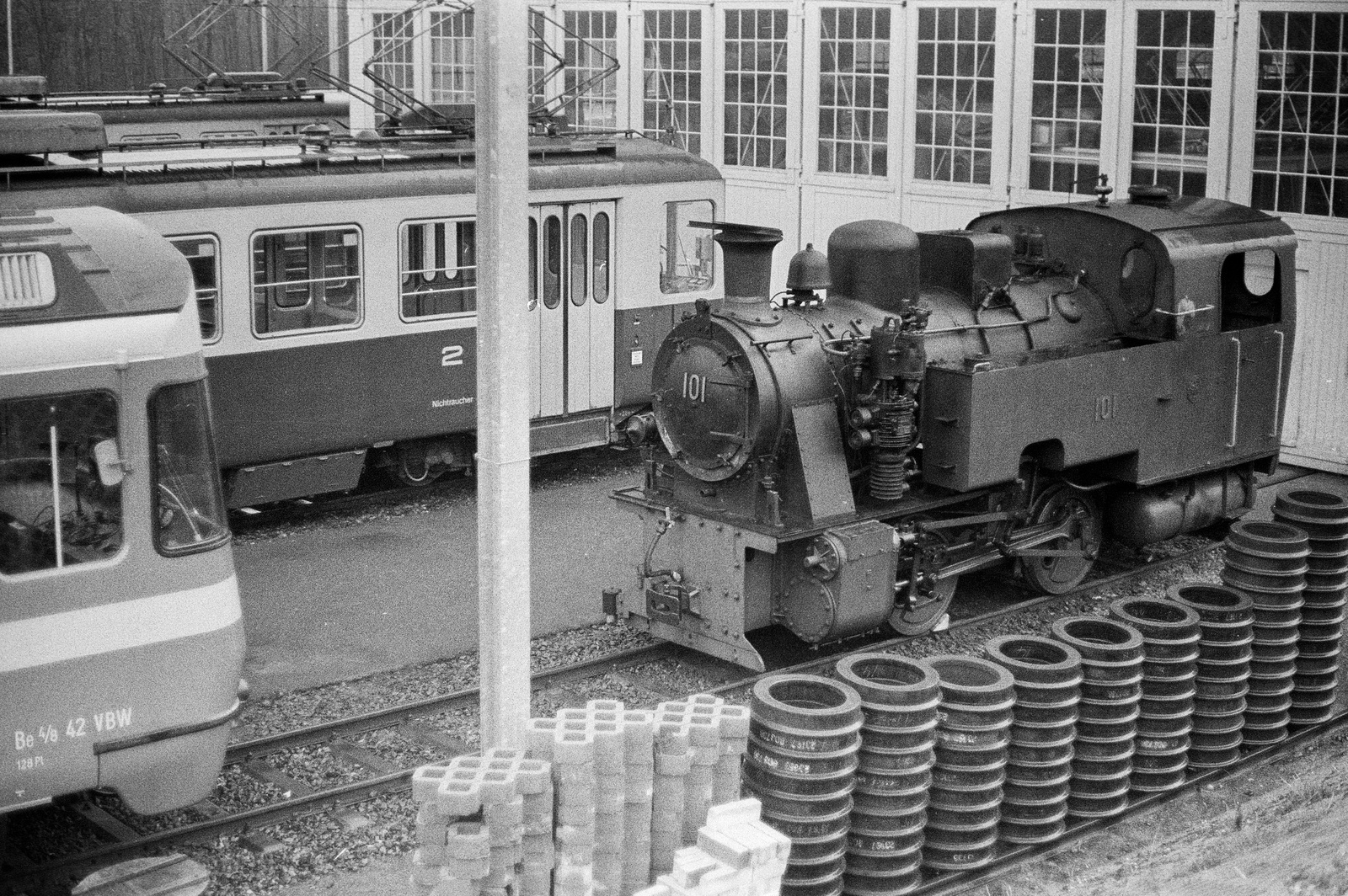Worblaufen (BE), Depot, Solothurn-Zollikofen-Bern-Bahn (SZB) Dampflokomotive G 2/2 Nr. 101, VBW Triebwagen Be 4/8 Nr. 42 und SZB Triebwagen Be 4/4 Nr. 27